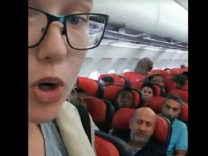 Estudiante sueca detiene un avión e impide la deportación de un inmigrante afgano
